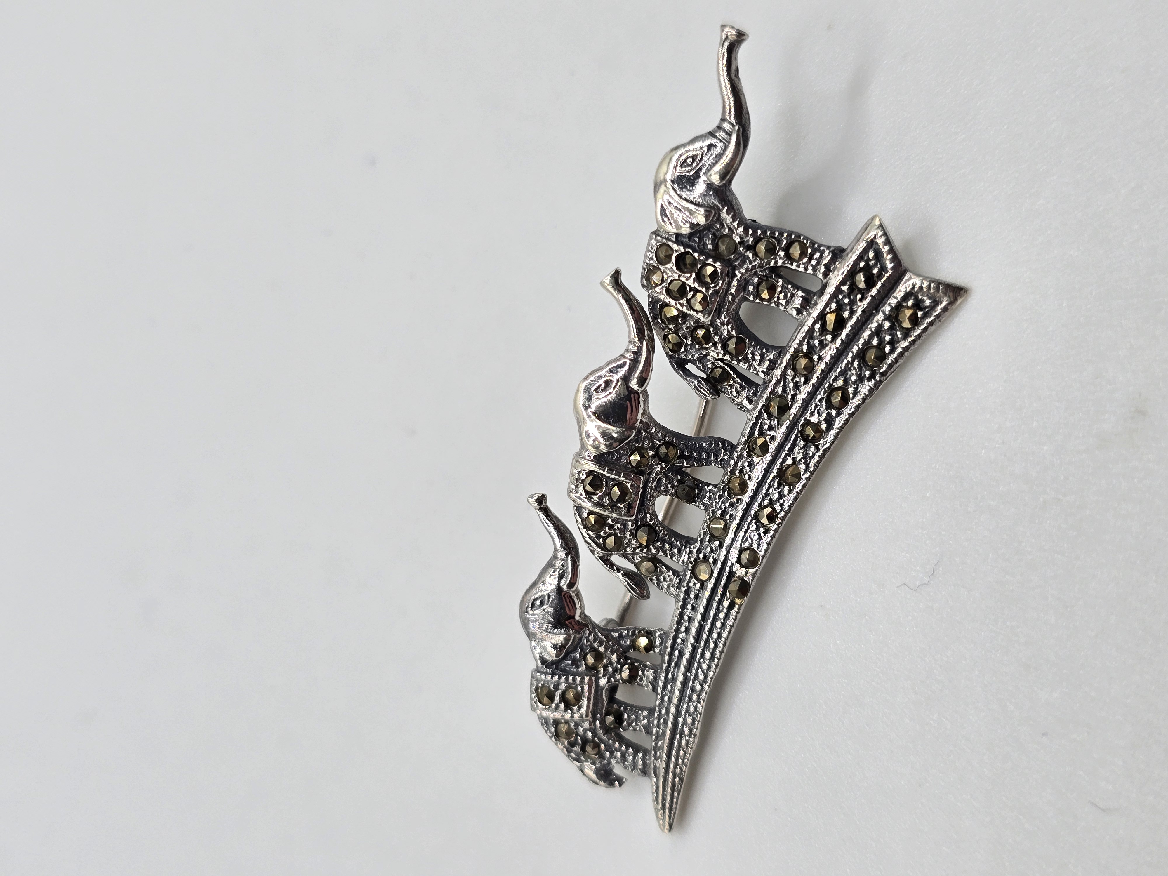 925 zilveren broche, olifanten met Marcasiet