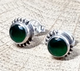 Echt zilveren oorbellen met Smaragd.  Facet geslepen.  Rond 7 mm.