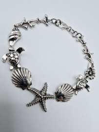Echt zilveren armband met zee figuren.