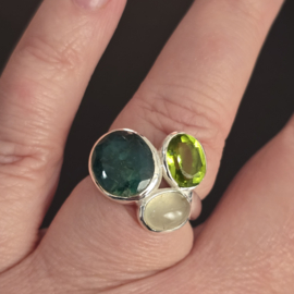 Echt zilveren  ring met saffier en Peridoot, maat 19