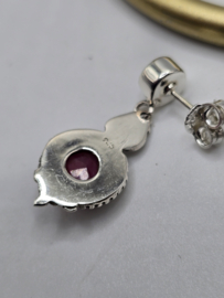 Zilver oorsteker Robijn, lang model. 31x12mm
