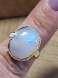 Prachtige echt zilveren ring met Maansteen. Maat 17