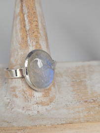 Prachtige echt zilveren ring met Maansteen. Maat 20