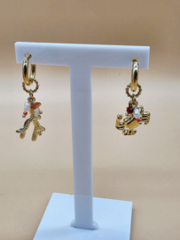 Creolen met bedeltjes in de vorm van koraal, krab, natuurlijke stenen en zoetwaterparel