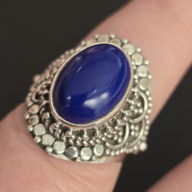 Prachtig bewerkte ring met Lapis Lazuli, maat 17