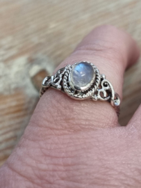 Echt zilveren ring met Maansteen maat 18