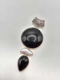 Prachtige zeer grote,  echt zilveren hanger met Onyx en parel.