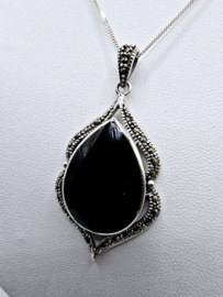 Echt zilveren hanger Marcasiet met Onyx.