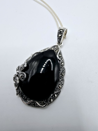 Echt zilveren hanger Marcasiet met Onyx.