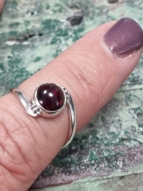 Prachtige echt zilveren ring met Granaat. Maat 16.5