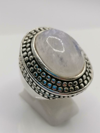 Echt zilveren zware ring met maansteen. Maat 20
