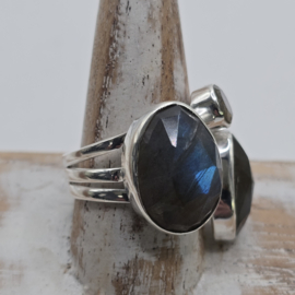Prachtige echt zilveren ring met Labradoriet, Maat 19.