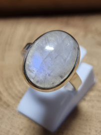 Prachtige echt zilveren ring met Maansteen. Maat 19