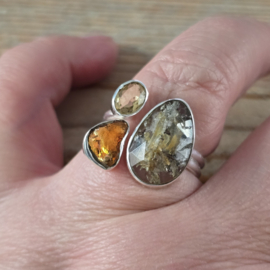 echt zilveren ring met Lodoliet kwarts, citrien en amber. Maat 18.5.