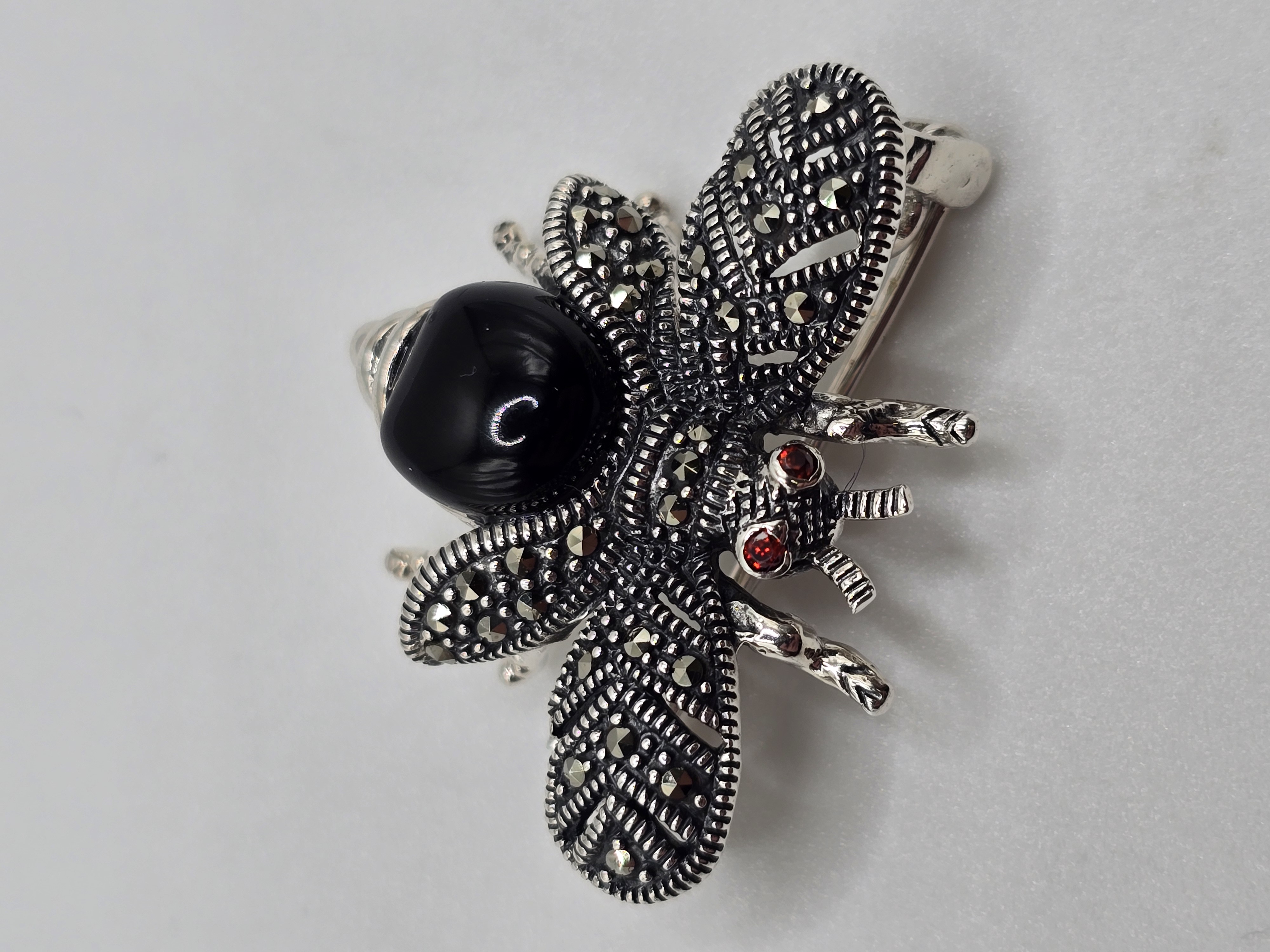 925 zilveren broche, met onyx en granaat