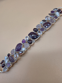 Bijzonder mooie statement armband met diverse edelstenen.