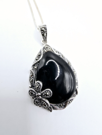 Echt zilveren hanger Marcasiet met Onyx.