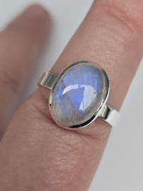 Prachtige echt zilveren ring met Maansteen. Maat 20