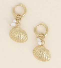 Creolen met schelp en zoetwater parels stainless steel