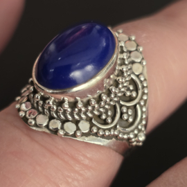 Prachtig bewerkte ring met Lapis Lazuli, maat 17