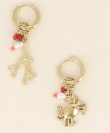 Creolen met bedeltjes in de vorm van koraal, krab, natuurlijke stenen en zoetwaterparel