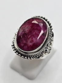 Echt zilveren ring met Robijn steen maat 17