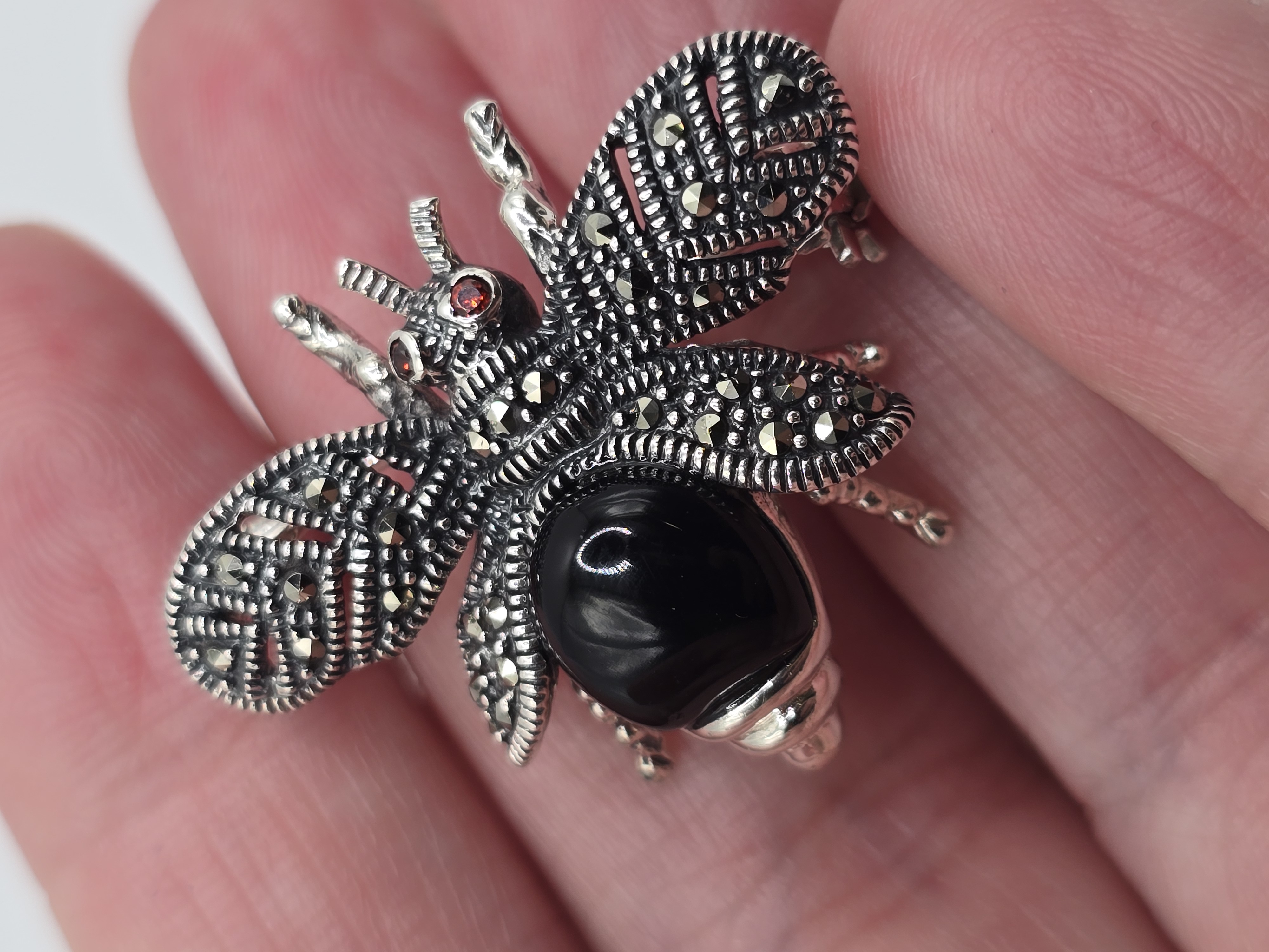 925 zilveren broche, met onyx en granaat