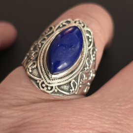 Prachtig bewerkte ring met Lapis Lazuli, maat 20