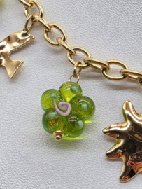 Collier met zon, bloem, olifant, hart, gegraveerde vogel, klaver