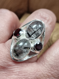 Prachtige echt zilveren ring met Rutiel quartz en Granaat. Maat 20