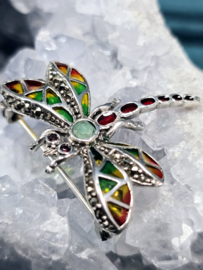 925 zilveren broche, met Robijn en Smaragd. Libelle, oranje, groen.