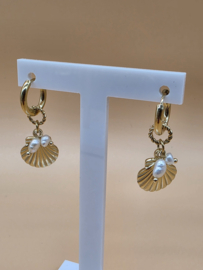 Creolen met bedeltjes schelp, zoetwaterparels