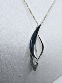 Echt zilveren hanger fantasie plus oorbellen.