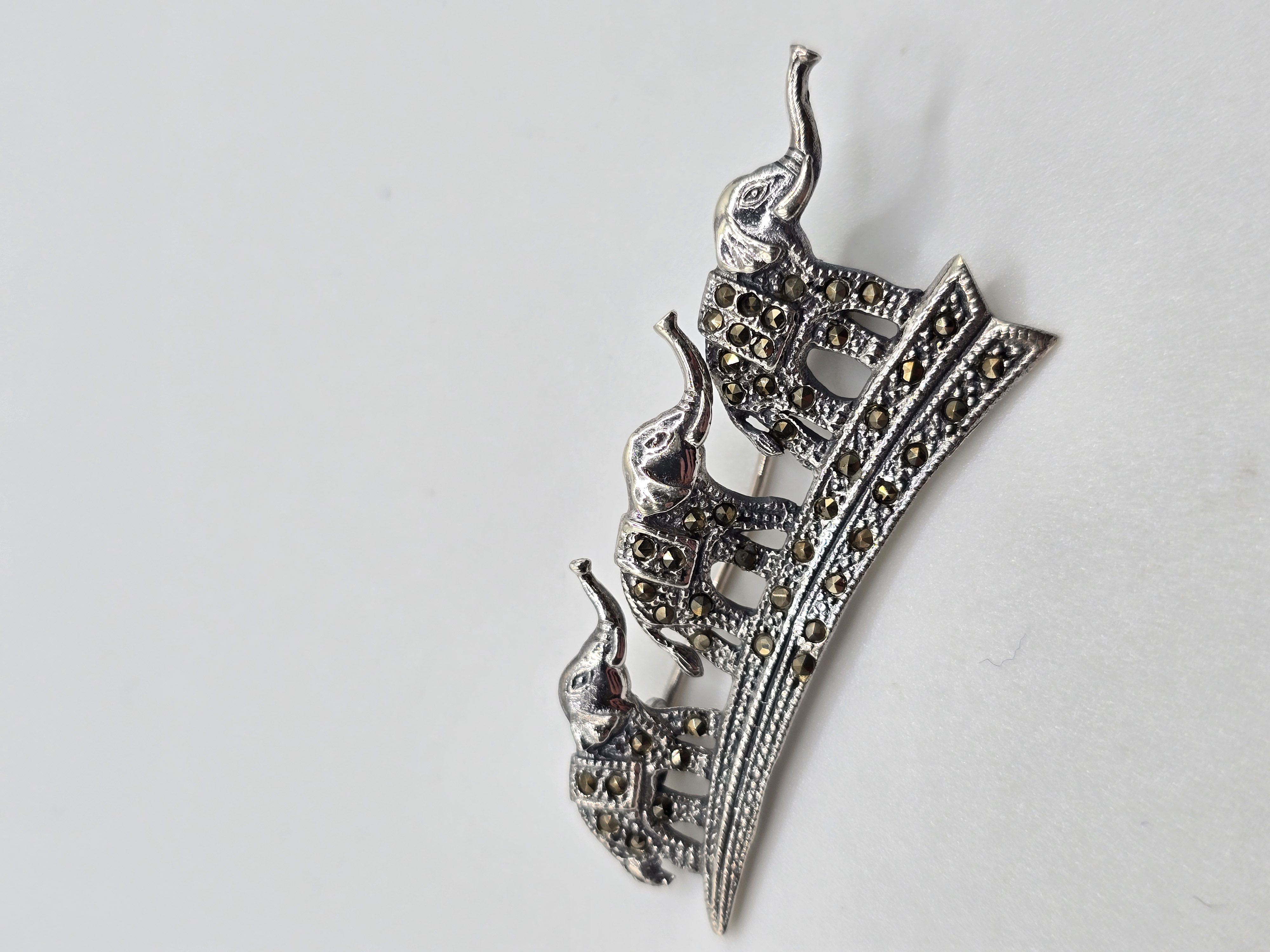 925 zilveren broche, olifanten met Marcasiet