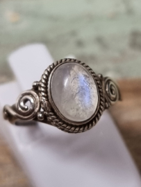 Echt zilveren ring met Maansteen, maat 15
