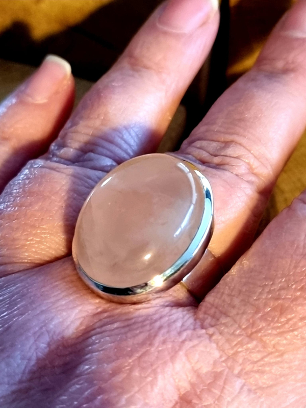 Echt zilveren ring met rozenkwarts maat 21 | 925 zilver edelsteen ringen, grote modellen. | Margaret Designs