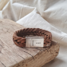 Kraamcadeau | Heren armband met naam | Jip bruin