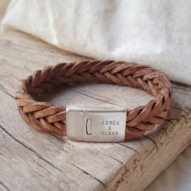 Kraamcadeau | Heren armband met naam | Jip bruin