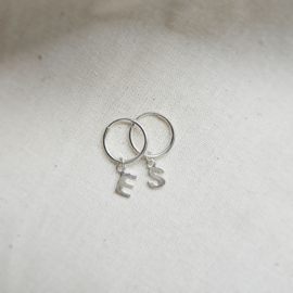 Moederdag cadeau | Oorbellen | Letter cut out | .925 ZILVER