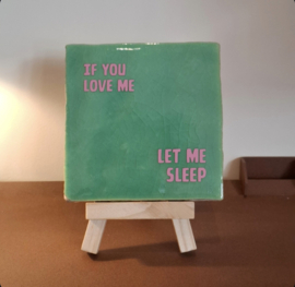 Mint groene tegel met roze tekst If You Love Me Let Me Sleep