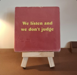 Roze tegel met tekst We Listen and We don't judge