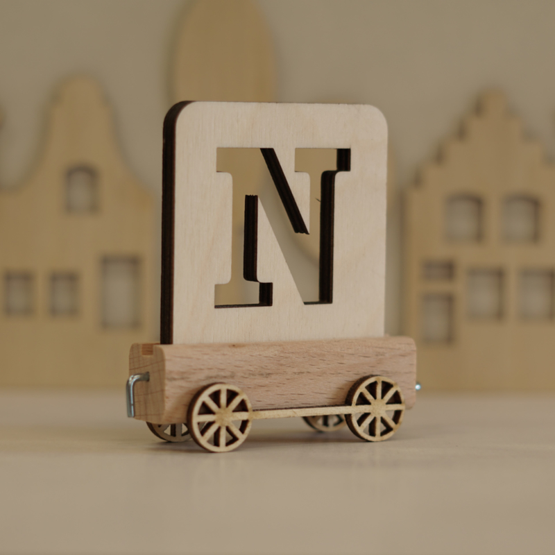 N | Houten lettertrein