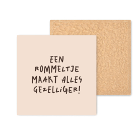 Kleurrijk tegeltje | Een rommeltje maakt alles gezelliger |  Beige | 11 CM