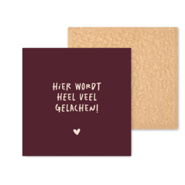 Kleurrijk tegeltje | Hier wordt heel veel gelachen | Burgundy | 11 CM