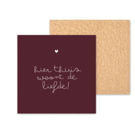 Kleurrijk tegeltje | Hier thuis woont de liefde |  Burgundy | 11 CM
