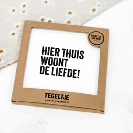Tegeltje op Forex | In geschenkverpakking | Hier thuis woont de liefde