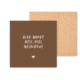 Kleurrijk tegeltje | Hier wordt heel veel gelachen | Light brown | 11 CM