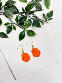 2 Love It Lion Clay - Oorbellen - Goud met Oranje Leeuwenkopjes