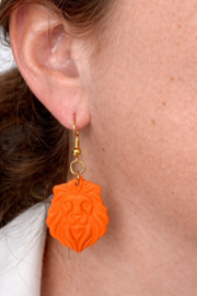 2 Love It Lion Clay - Oorbellen - Goud met Oranje Leeuwenkopjes