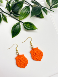 2 Love It Lion Clay - Oorbellen - Goud met Oranje Leeuwenkopjes
